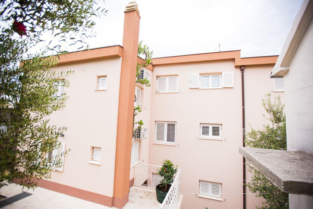 Apartments Sara Podstrana Luaran gambar